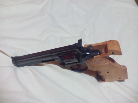 Hola ,pongo a la venta este revolver alemán ,un erma calibre 32  el motivo de la venta es el poco uso 02