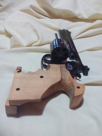 Hola ,pongo a la venta este revolver alemán ,un erma calibre 32  el motivo de la venta es el poco uso 01