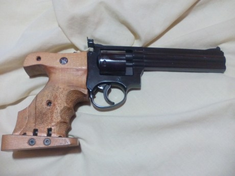 Hola ,pongo a la venta este revolver alemán ,un erma calibre 32  el motivo de la venta es el poco uso 00