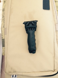 Hola companeros,
vendo:

 N1 Funda tactica color crema Marca Combat Zone Tactical- Cm 0,94X0,30.
N1 Bipode 30