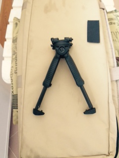 Hola companeros,
vendo:

 N1 Funda tactica color crema Marca Combat Zone Tactical- Cm 0,94X0,30.
N1 Bipode 42