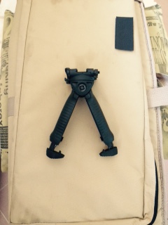 Hola companeros,
vendo:

 N1 Funda tactica color crema Marca Combat Zone Tactical- Cm 0,94X0,30.
N1 Bipode 41