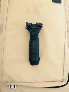 Hola companeros,
vendo:

 N1 Funda tactica color crema Marca Combat Zone Tactical- Cm 0,94X0,30.
N1 Bipode 40