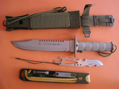 Hola, vendo este mítico cuchillo de supervivencia, impecable, sin apenas uso, por 100€ portes incluidos

saludos 00