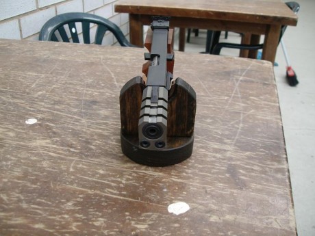 SOPORTE PARA PISTOLAS   IMGP8668.JPG  01