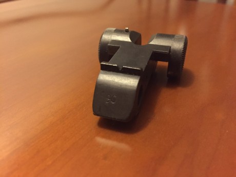 Voy a tentar la suerte, estoy buscando la parte trasera del cierre de una Luger P08, es la pieza donde 01
