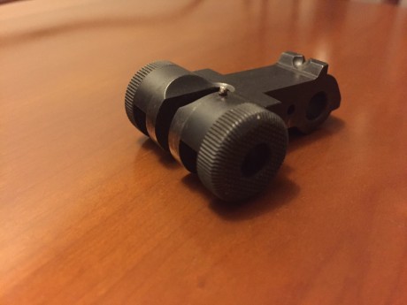 Voy a tentar la suerte, estoy buscando la parte trasera del cierre de una Luger P08, es la pieza donde 00