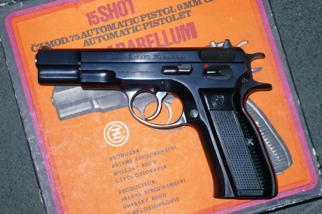 ÚLTIMO intento, pongo a la venta mi  CZ 75  (la clásica pavonada) cal. 9 mm Pb, con 2 cargadores y maletín 01