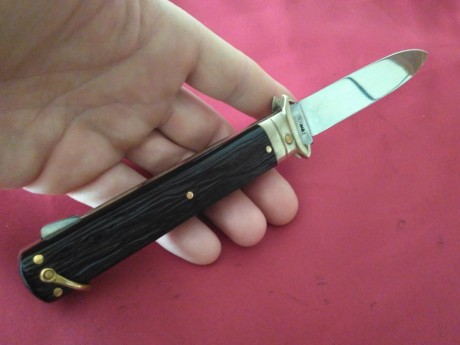 Se vende esta navaja marca Iher extracotra con empuñadura rugosa. Jamas usada. 200 euros.
O bien estudiaría 01