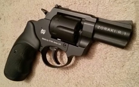   Hola chic@s!

Deshaciendo mi colección de detonadoras, le toca el turno a esta Zoraki R1 en 2.5", 02