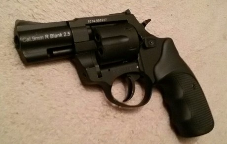   Hola chic@s!

Deshaciendo mi colección de detonadoras, le toca el turno a esta Zoraki R1 en 2.5", 01