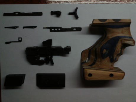 Buenos días a todos, pongo a la venta unos accesorios para la pistola Walther GSP Expert.

- Cacha anatómica 00