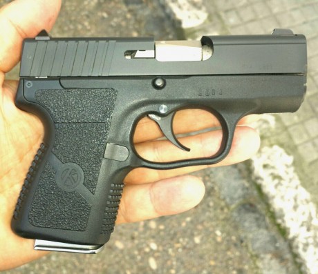 Hola

Pistola: De defensa  “ Solo licencia A o B ”
Sistema de Funcionamiento: Corto retroceso del cañón.
Marca: 00