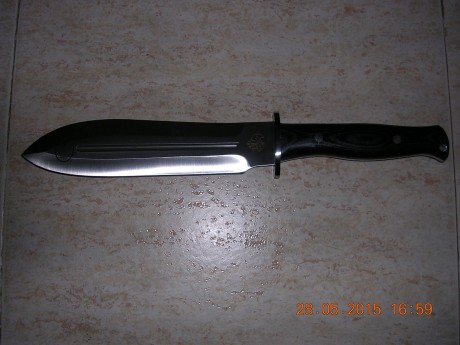 Esta tarde me ha llegado este cuchillo, es un regalo que me han hecho Juan y Vicky (cuchillos J & 01