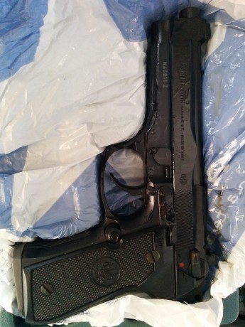 Vendo pistola Beretta Modelo 92Briga, calibre 9PB, con 2 cargadores y maletín de transporte. Muy poco 00