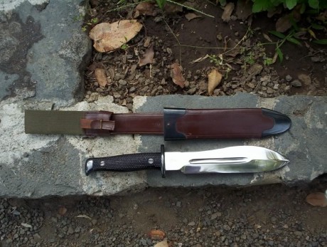 Esta tarde me ha llegado este cuchillo, es un regalo que me han hecho Juan y Vicky (cuchillos J & 60
