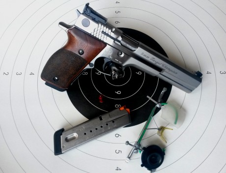 Hola:

Pongo a la venta esta magnífica pistola para la modalidad de 9mm. Se trata del mod.  5906 “Target 02