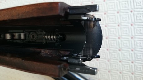 Tengo una beretta 692 nueva con 200 tiros, y ayer al desmontarla vi unos arañazos en el cañon en la parte 51