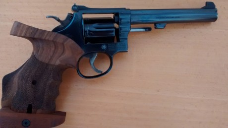 Vendo un estupendo revolver Smith & Wesson 14-3, del calibre .38 y longitud de cañón 6". Es un 02