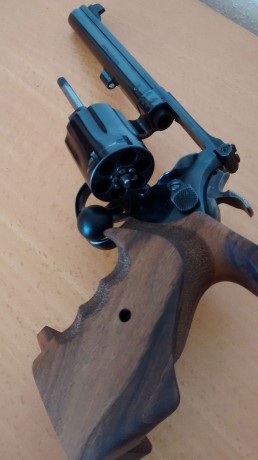 Vendo un estupendo revolver Smith & Wesson 14-3, del calibre .38 y longitud de cañón 6". Es un 01
