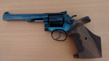 Vendo un estupendo revolver Smith & Wesson 14-3, del calibre .38 y longitud de cañón 6". Es un 00