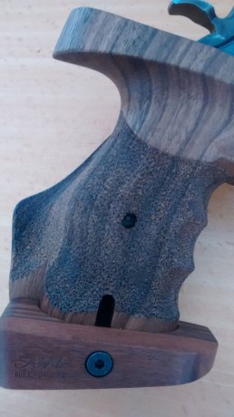 Vendo un estupendo revolver Smith & Wesson 14-3, del calibre .38 y longitud de cañón 6". Es un 10