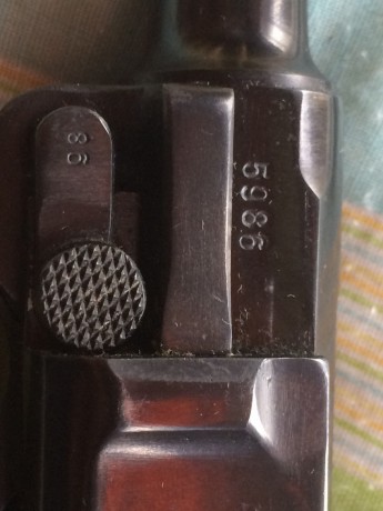 Hola a todos: me han ofrecido una Luger fabricada por Mauser en 1940 y posee unos punzonados que desconozco, 12
