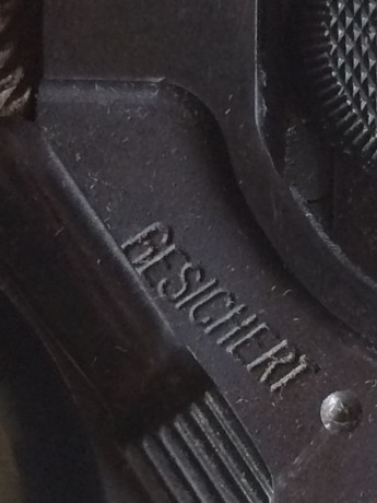 Hola a todos: me han ofrecido una Luger fabricada por Mauser en 1940 y posee unos punzonados que desconozco, 20