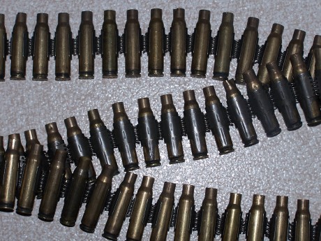 VENDO CINTA AMETRALLADORA MG42 ESLABONES COSIDOS PARA DECORACION DE 50 BALAS. INCLUYE 50 CASQUILLOS DEL 00