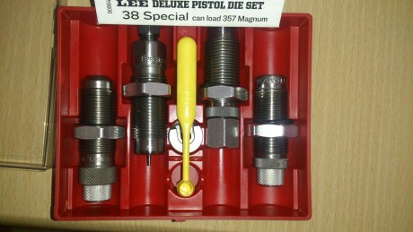 Buenas, 

Vendo juego de 4 dies LEE para el 38 special, a estrenar (solo usado el de desempistonar para 00