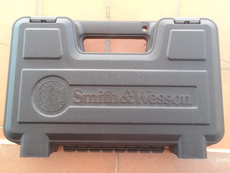 Hola a todos:
Vendo maletin original para Smith & Wesson M&P 9 mm. El color es negro, aunque en 00
