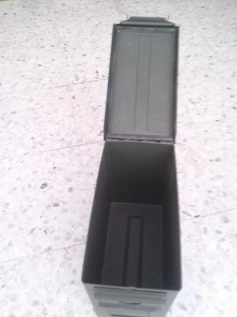 Hola a todos:
Vendo las siguientes cajas metálicas para munición u otros usos:
Caja "Fiochi" 10