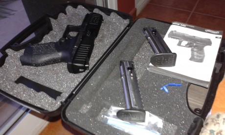 Vendo Walther PPQ m2 del 22lr, nueva, nueva, nueva. Todo maletín, herramientas, alivia percutor, libro 01