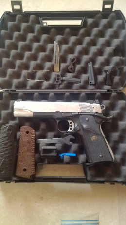 Vendo Colt Gold Cup fabricada por Walther del .22 bicolor y guiada en F.
Tiene cambiados el martillo, 02