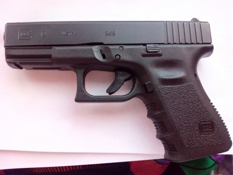 Lo dicho, vendo Glock 19 3G en muy buen estado. La venta incluye pistola, 2 cargadores, maletín original, 01
