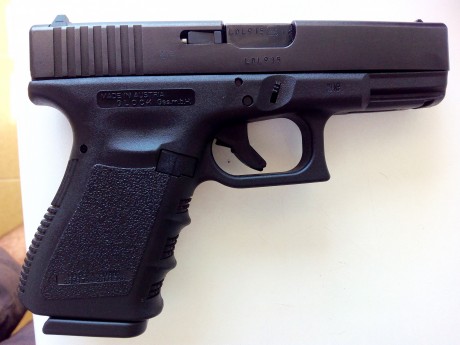 Lo dicho, vendo Glock 19 3G en muy buen estado. La venta incluye pistola, 2 cargadores, maletín original, 00