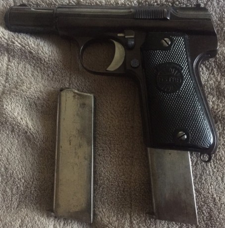 Un amigo me ha pedido que anuncie su Astra 3000, con dos caragadores, calibre 9mm corto guiada en F.
El 02