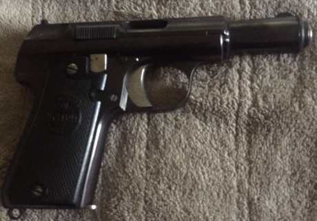 Un amigo me ha pedido que anuncie su Astra 3000, con dos caragadores, calibre 9mm corto guiada en F.
El 01