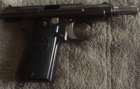 Un amigo me ha pedido que anuncie su Astra 3000, con dos caragadores, calibre 9mm corto guiada en F.
El 00