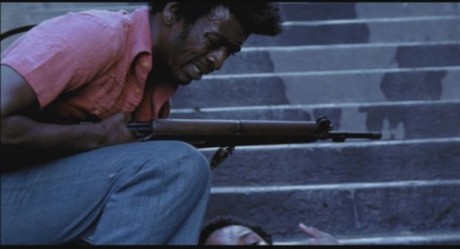 Compañeros,

En vista de las ganas de algunos (Elcafe, Wilcow, Vrakk, etc) por adivinar armas de películas 60