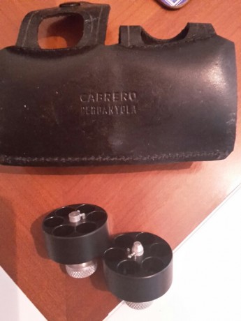 Vendo 2 magníficos speed reloaders para revolver de 6 disparos.
además van con su funda de cuero para 00