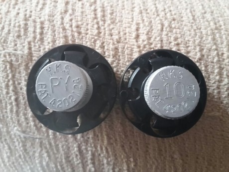 Vendo 2 magníficos speed reloaders para revolver de 6 disparos.
además van con su funda de cuero para 40