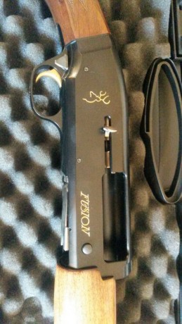 Hola a todos, se vende esta escopeta semiautomatica en estado impecable de maderas, metal y mecanismo. 00