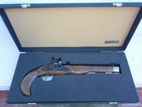En venta pistola nueva (sin estrenar) Ardesa Traditions, modelo kentucky cal. 45, con su caja de exposición. 01