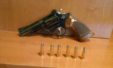 Hola muy buenas pistoleros,vendo precioso revolver sin apenas uso,es un llama comanche 3 de 4 pulgadas..dispara 02