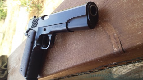 Vendo pistola modelo 1911 NP 30 calibre 45 Acp+P 
con dos cargadores y dos juegos de cachas una de ellas 02