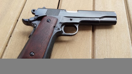 Vendo pistola modelo 1911 NP 30 calibre 45 Acp+P 
con dos cargadores y dos juegos de cachas una de ellas 01