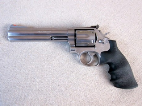 Busco revólver S&W  686 cañón de 6" en 357 mag / 38 spl
que este bien cuidado.
Saludos 50