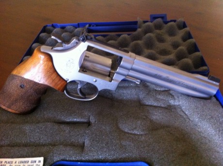 .........VENDIDO........

Vendo en nombre de un buen amigo, su Smith & Wesson 686 Target Champion, 10