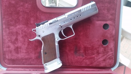 Se vende tamfoglio limited 9mm 750 euros telefono 619113204 tambien wahasapp el arma se encuentra en albacete 01